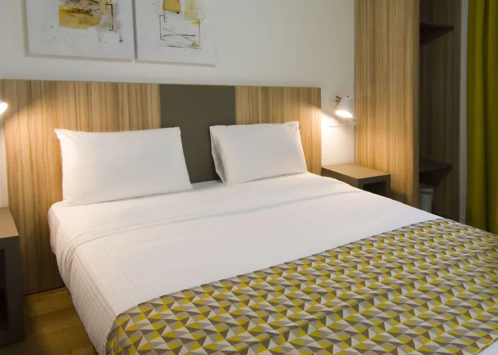 In 13 Hotel Paris